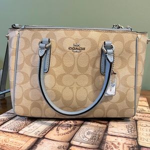 Coach Crossbody bay is cream and baby blue